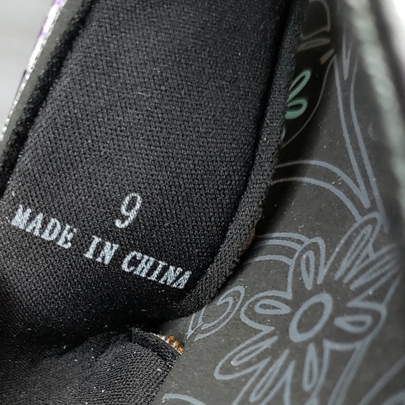 P & G Collection Jeweled Flip-flops w/man kneeling at the cross medallion size 8 - Picture 9 of 13